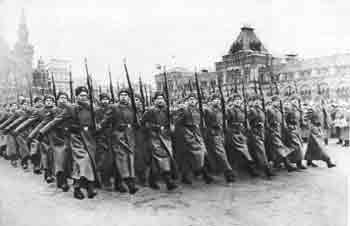 Войска идут по Красной площади